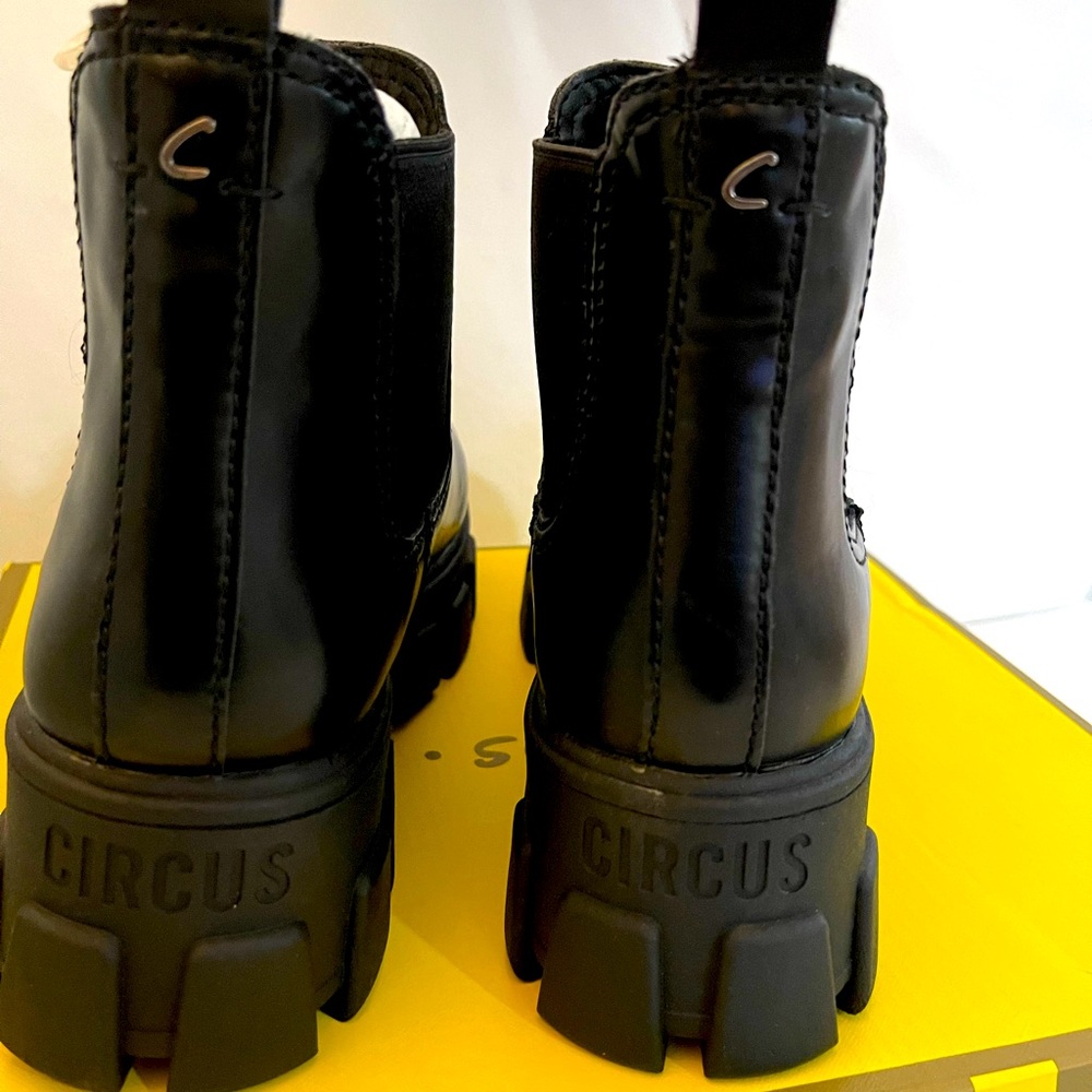 CIRCUS BY SAM EDELMAN
Women's Darielle Lug Sole Chelsea Boots. New in box.